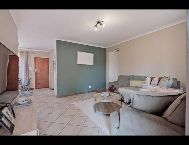 2 BEDROOM TOWNHOUSE FOR SALE IN ROOIHUISKRAAL NORTH